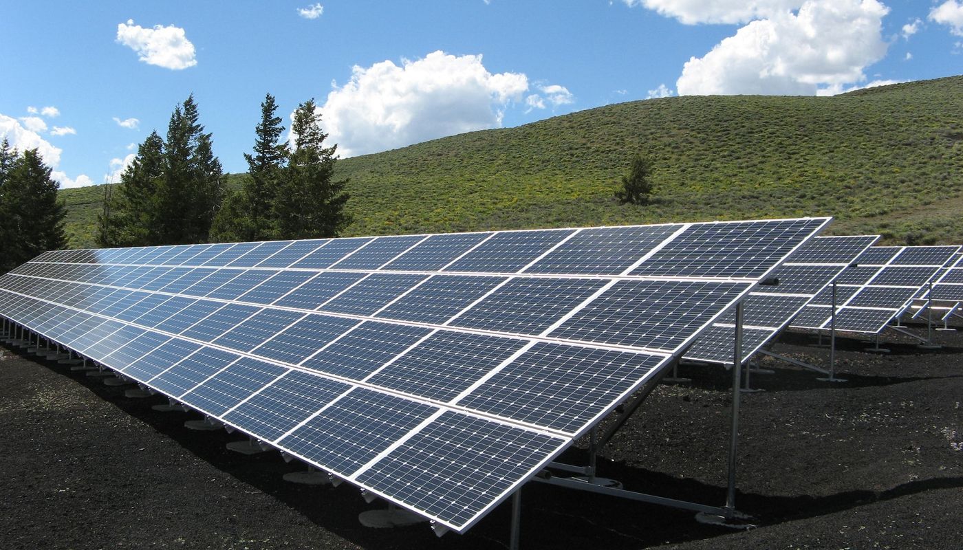 Champ de panneaux photovoltaïques sous un ciel bleu
