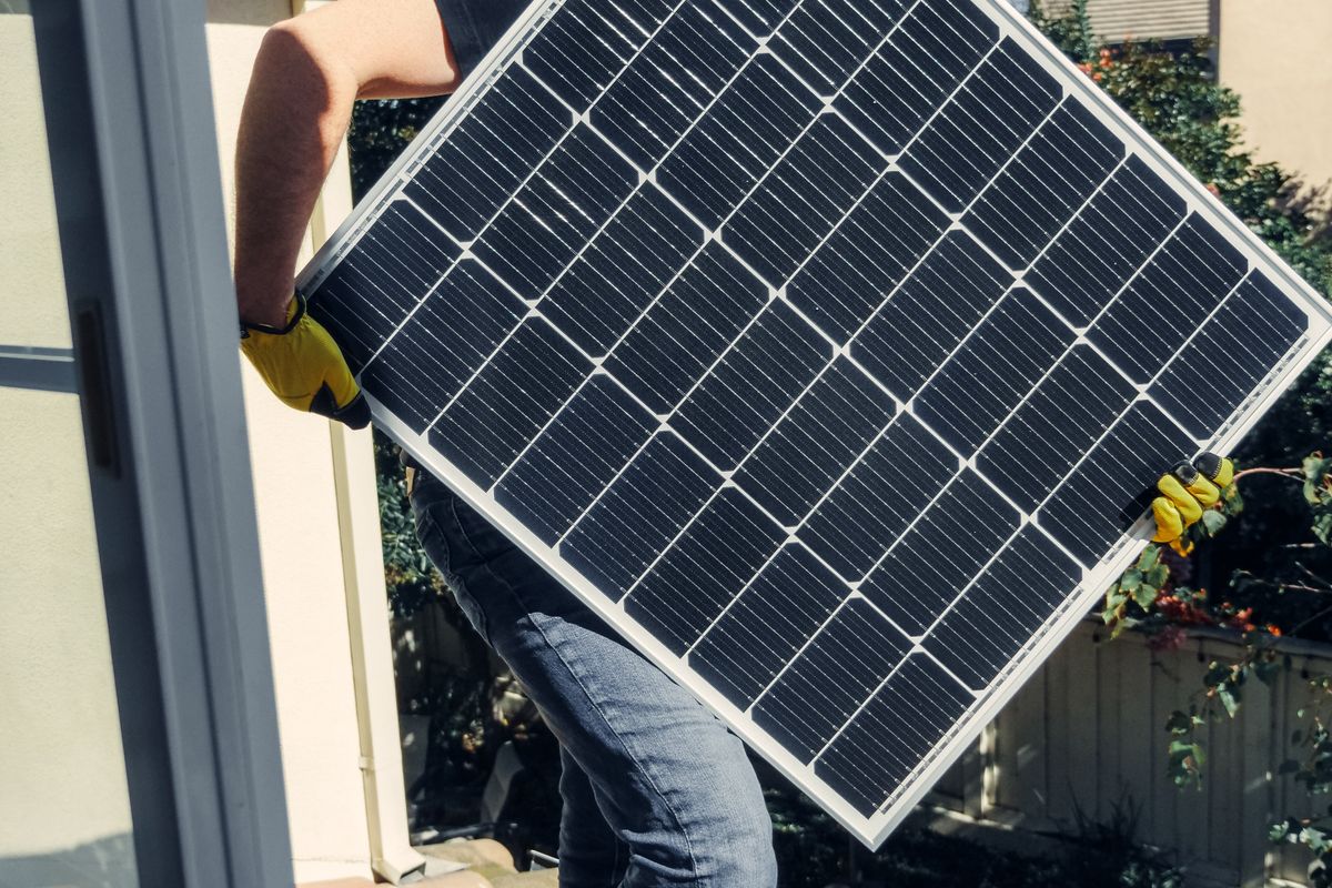 Batterie de stockage d'énergie murale installée dans un garage
